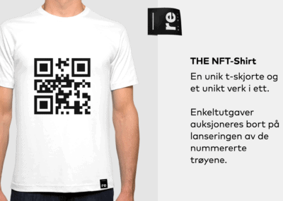 person med hvit genser med QR kode på "THE NFT-shirt"