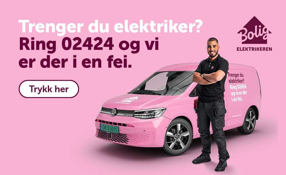 ElektrikerMannlig elektriker stående forran en rosa bil. Tekstkudskap: Trenger du elektriker? Ring 02424 og vi er der i en fei. Avsender Boligelektrikeren. 