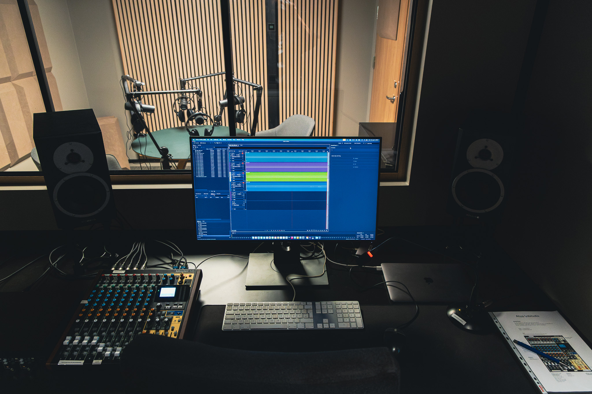 Book ferdig rigget lydstudio, klart til opptak