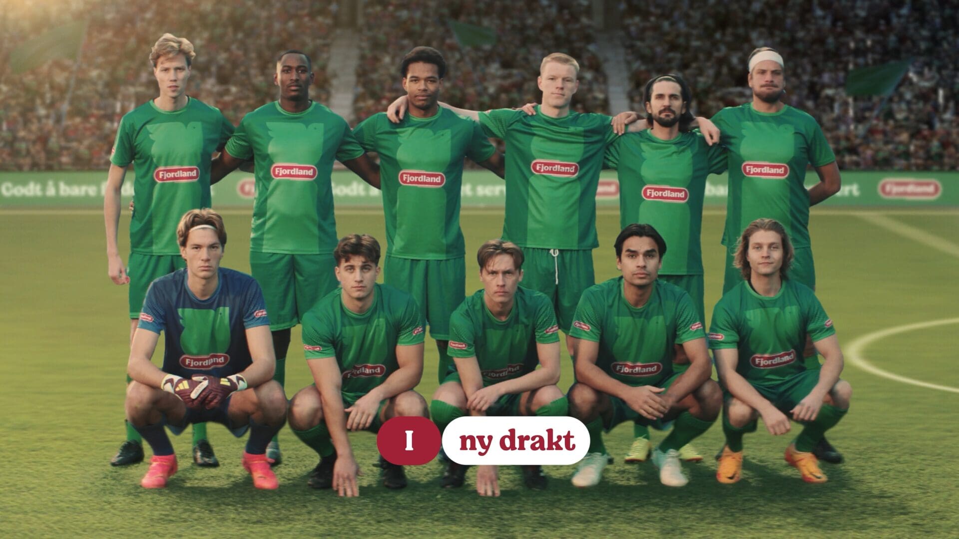 ElektrikerMannlig elektriker stående forran en rosa bil. Tekstkudskap: Trenger du elektriker? Ring 02424 og vi er der i en fei. Avsender Boligelektrikeren. 